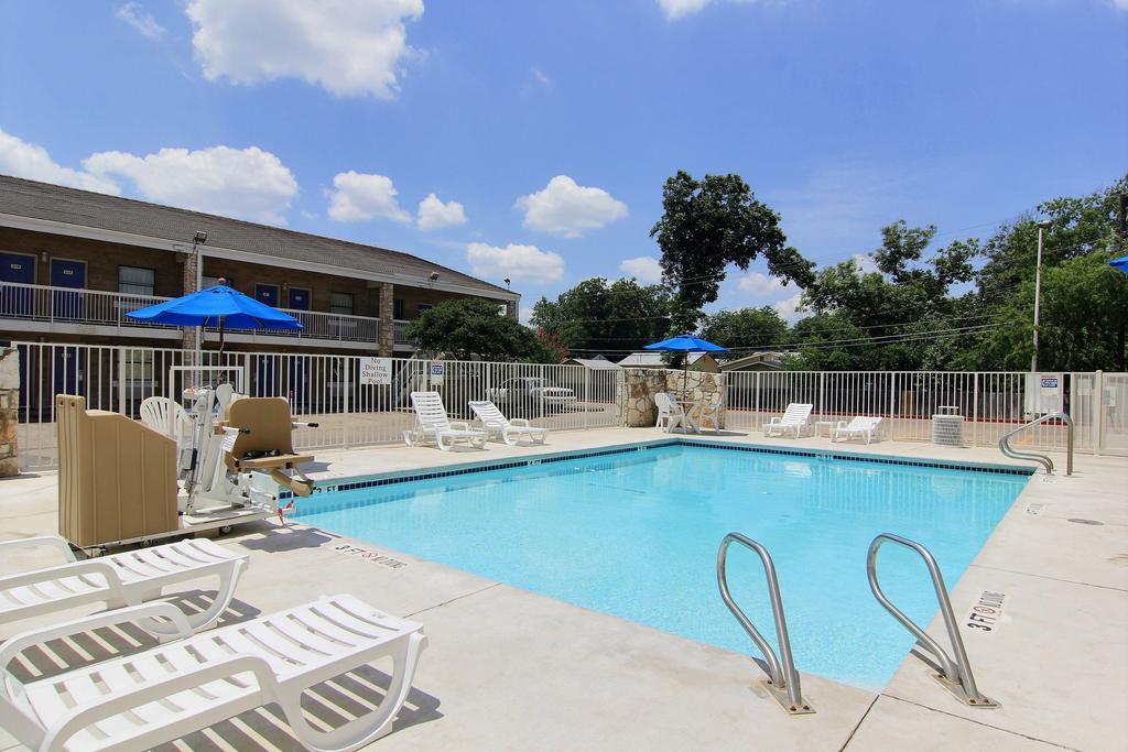 Motel 6 Austin, Tx - Central Downtown Ut Zewnętrze zdjęcie
