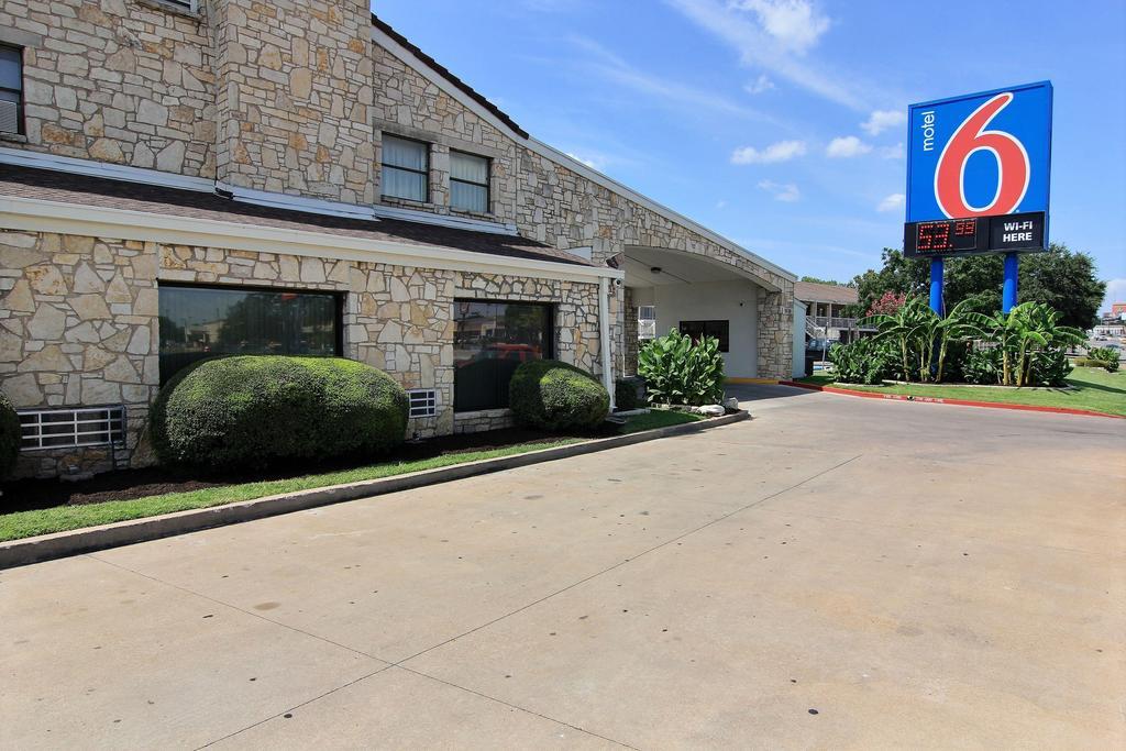 Motel 6 Austin, Tx - Central Downtown Ut Zewnętrze zdjęcie