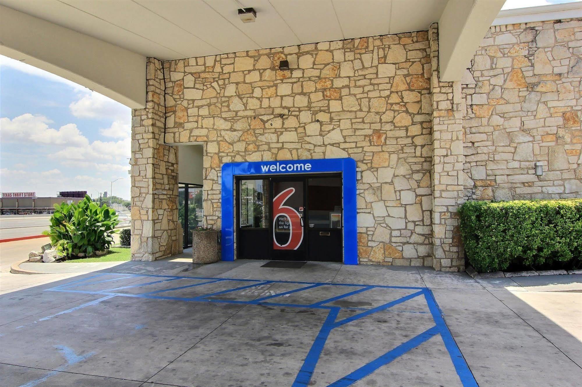 Motel 6 Austin, Tx - Central Downtown Ut Zewnętrze zdjęcie