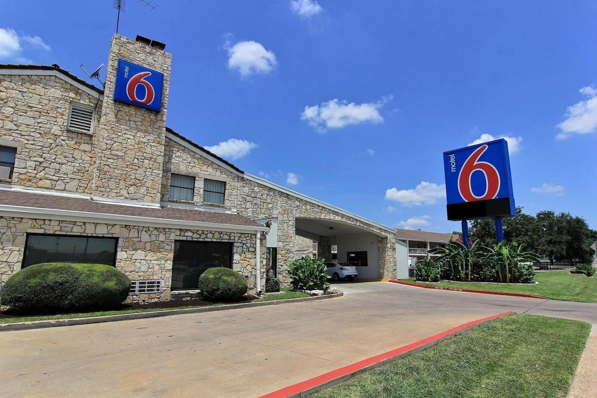 Motel 6 Austin, Tx - Central Downtown Ut Zewnętrze zdjęcie