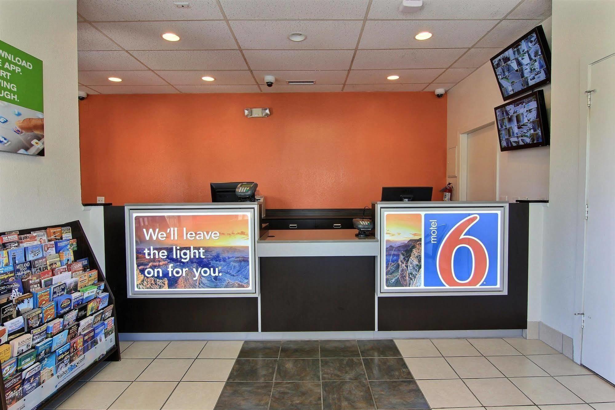 Motel 6 Austin, Tx - Central Downtown Ut Zewnętrze zdjęcie