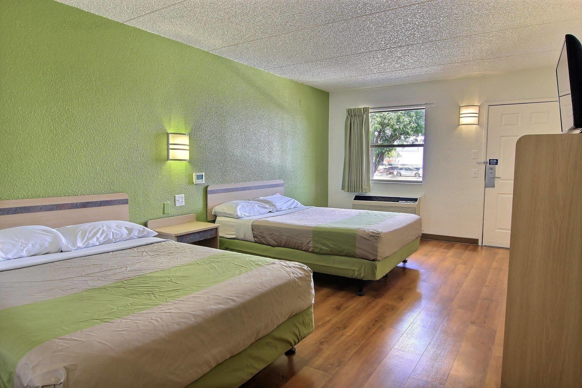 Motel 6 Austin, Tx - Central Downtown Ut Zewnętrze zdjęcie