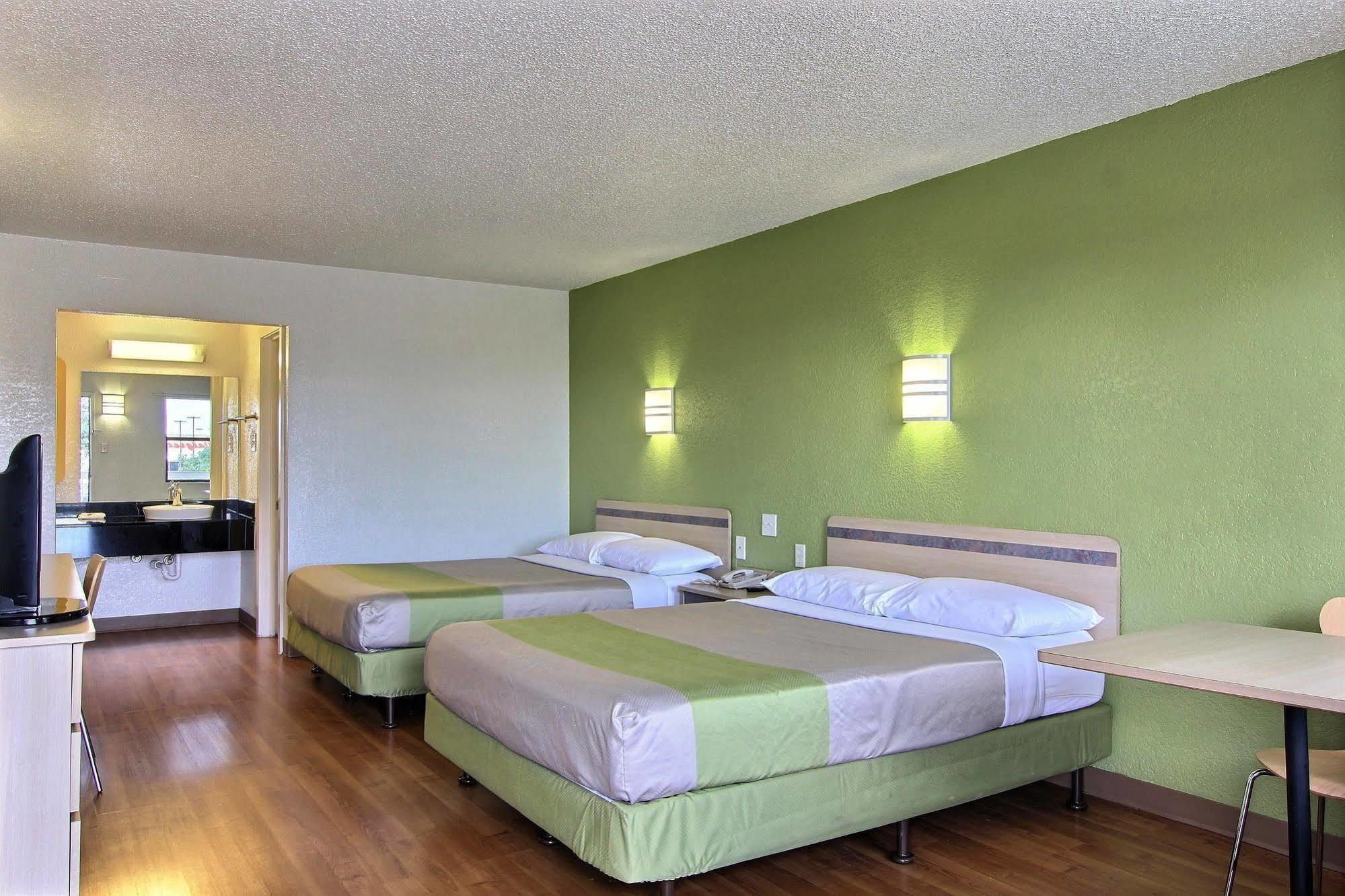 Motel 6 Austin, Tx - Central Downtown Ut Zewnętrze zdjęcie