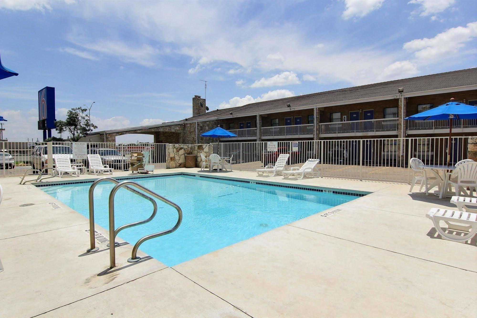Motel 6 Austin, Tx - Central Downtown Ut Zewnętrze zdjęcie